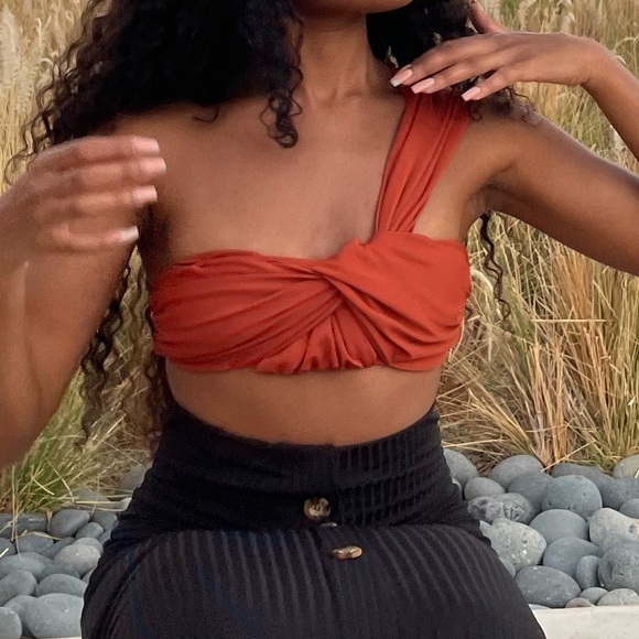 PrettyLittleThing Burgundy Padded One Shoulder Top - Picture 1 of 6